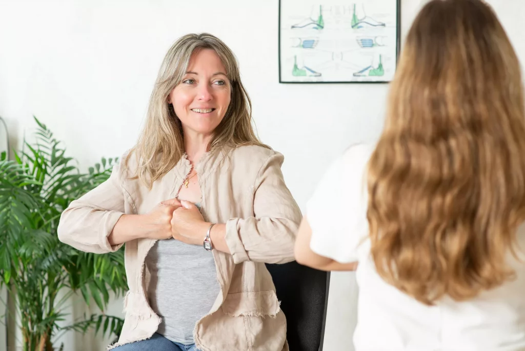 Christine Chalmel en séance de sophrologie